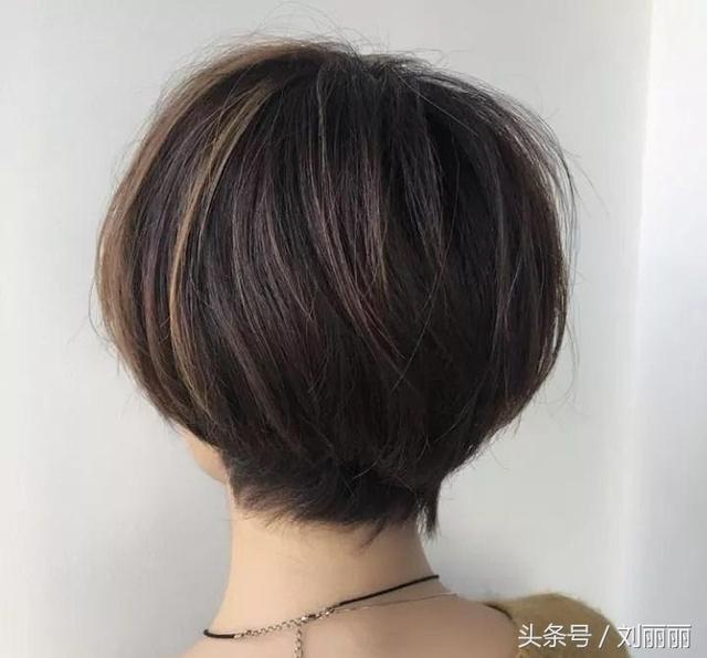 时尚变迁中的自信与成就之旅，探索最新发型趋势